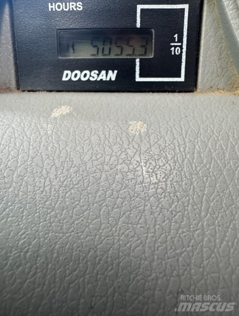 Doosan DX 140 W Gumikerekes kotrók
