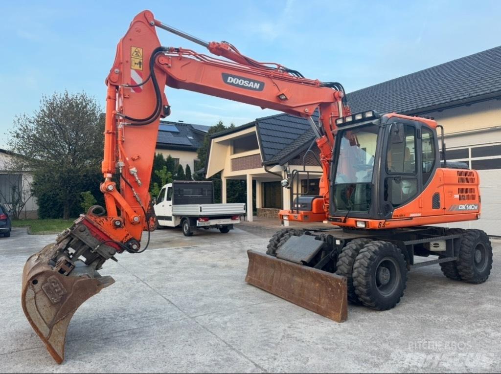 Doosan DX 140 W Gumikerekes kotrók