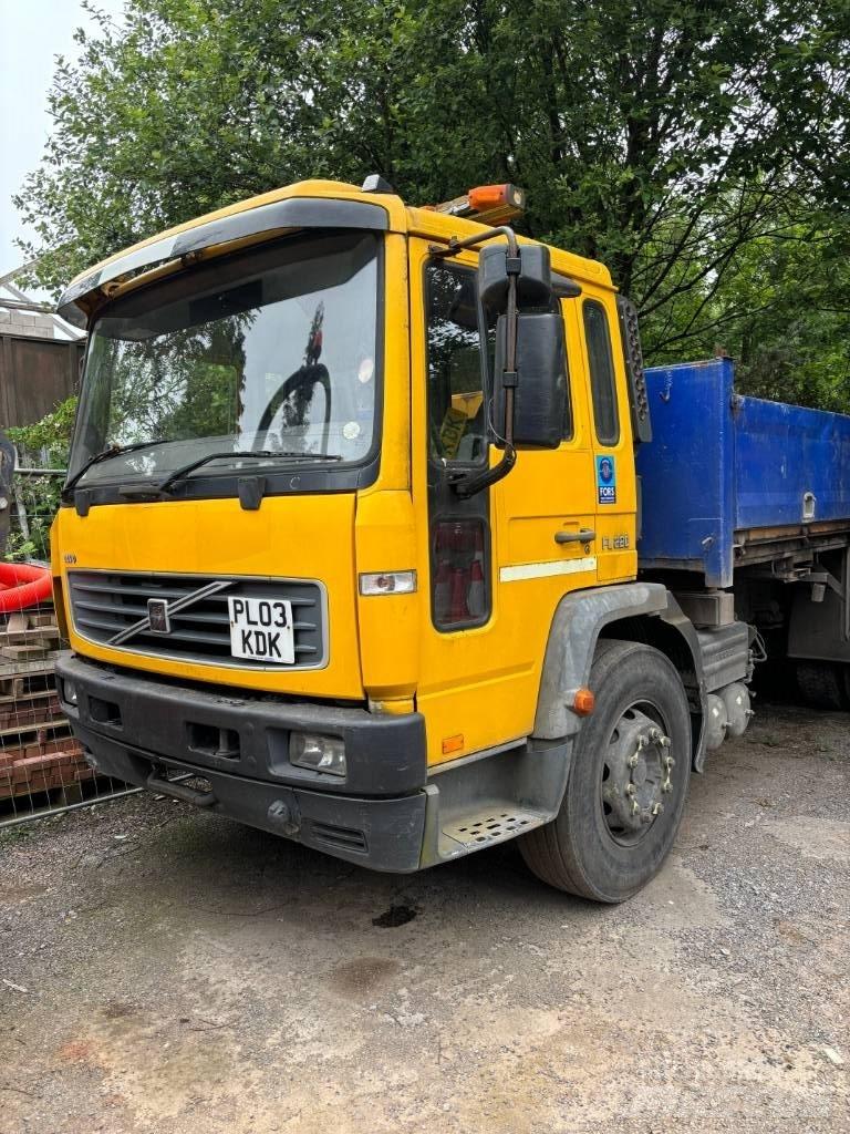 Volvo FL 220 Platós / Ponyvás teherautók