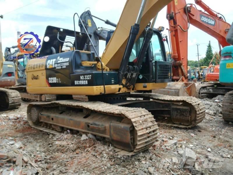 CAT 323 D L Lánctalpas kotrók