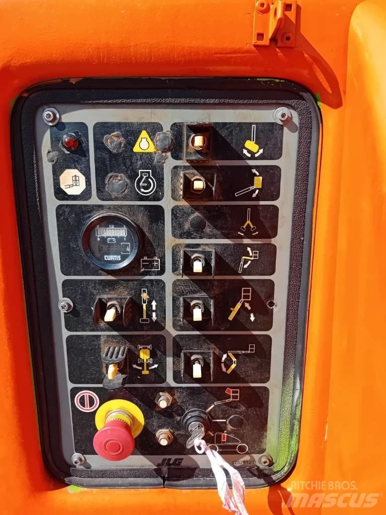 JLG E 450 AJ Karos emelők