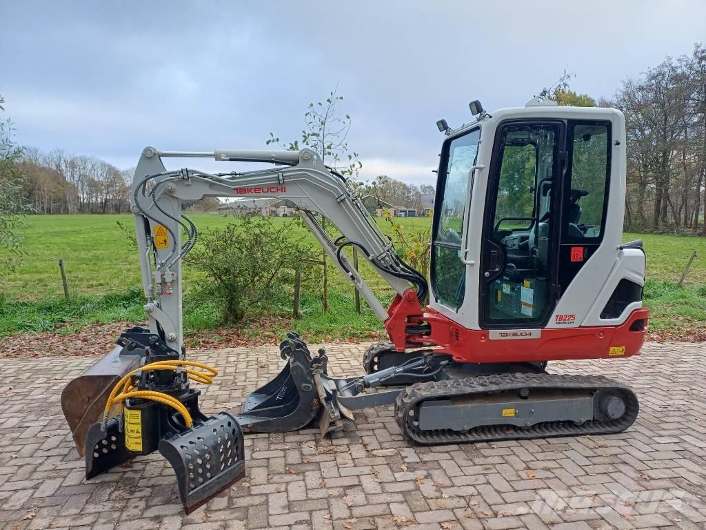 Takeuchi TB 225 Mini kotrók < 7t