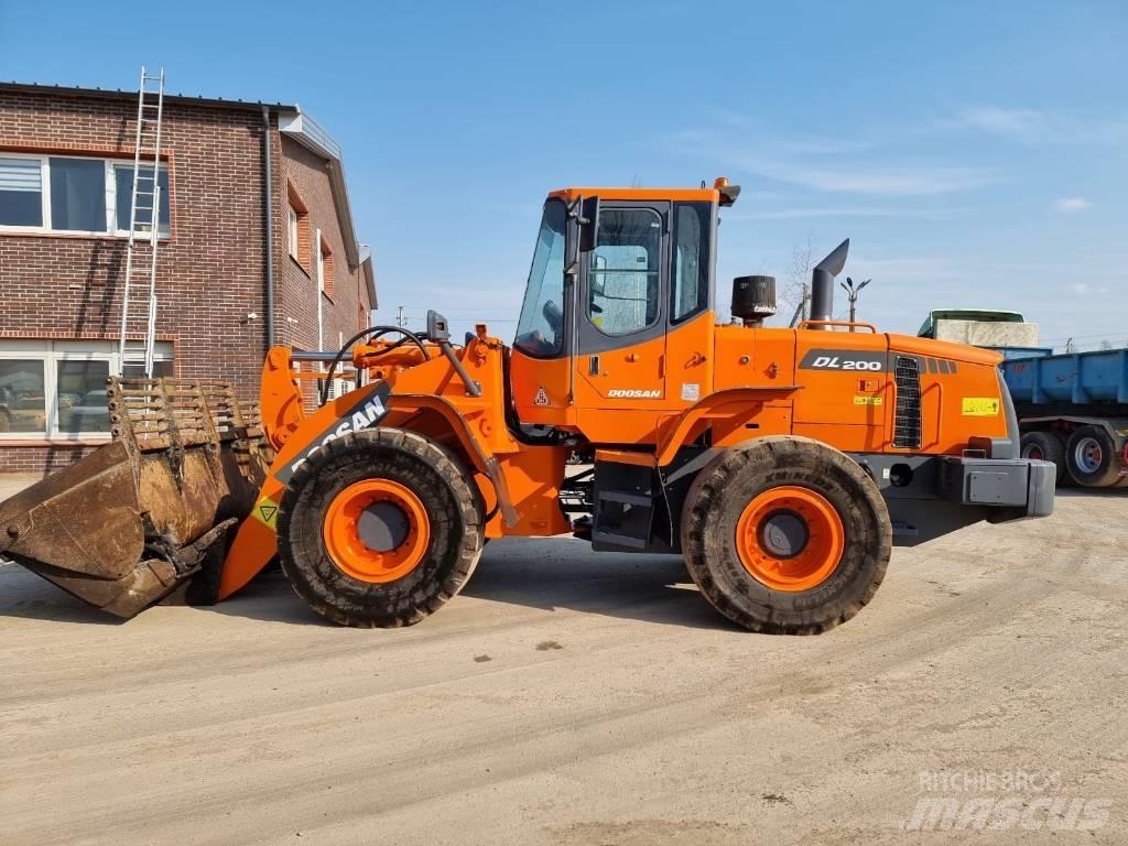 Doosan DL 200 Gumikerekes homlokrakodók
