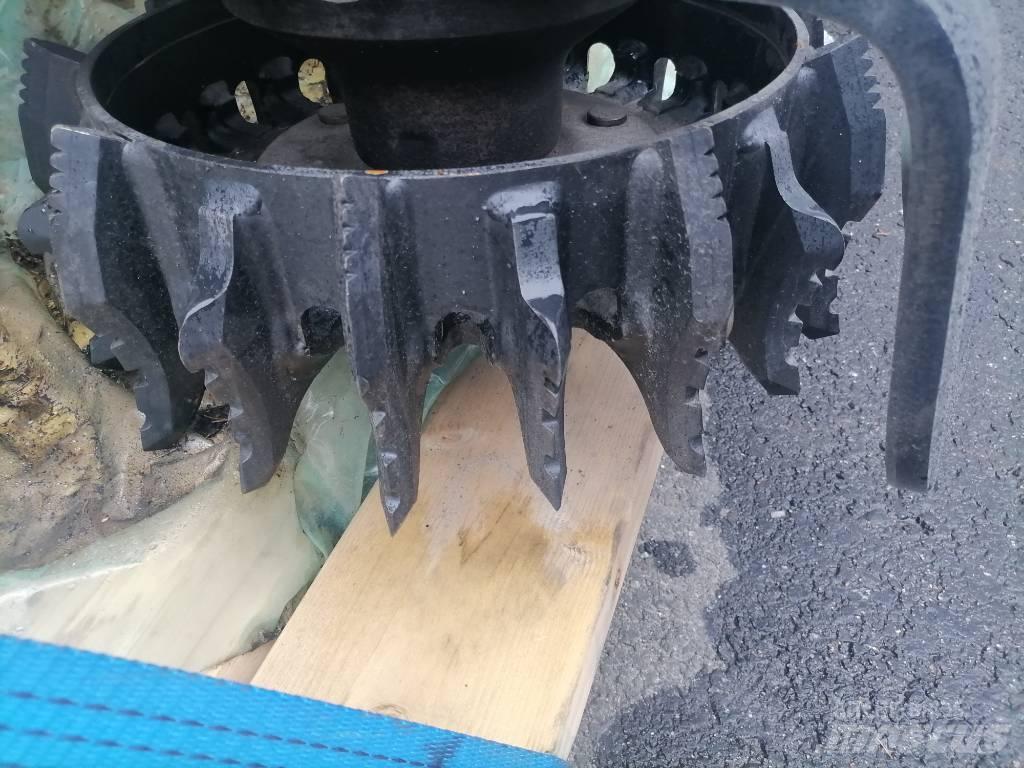Komatsu C 124 Betakarítók