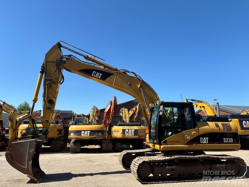 CAT 323 D L Lánctalpas kotrók