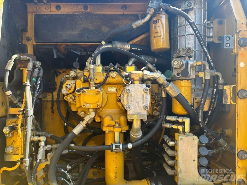CAT 323 D L Lánctalpas kotrók