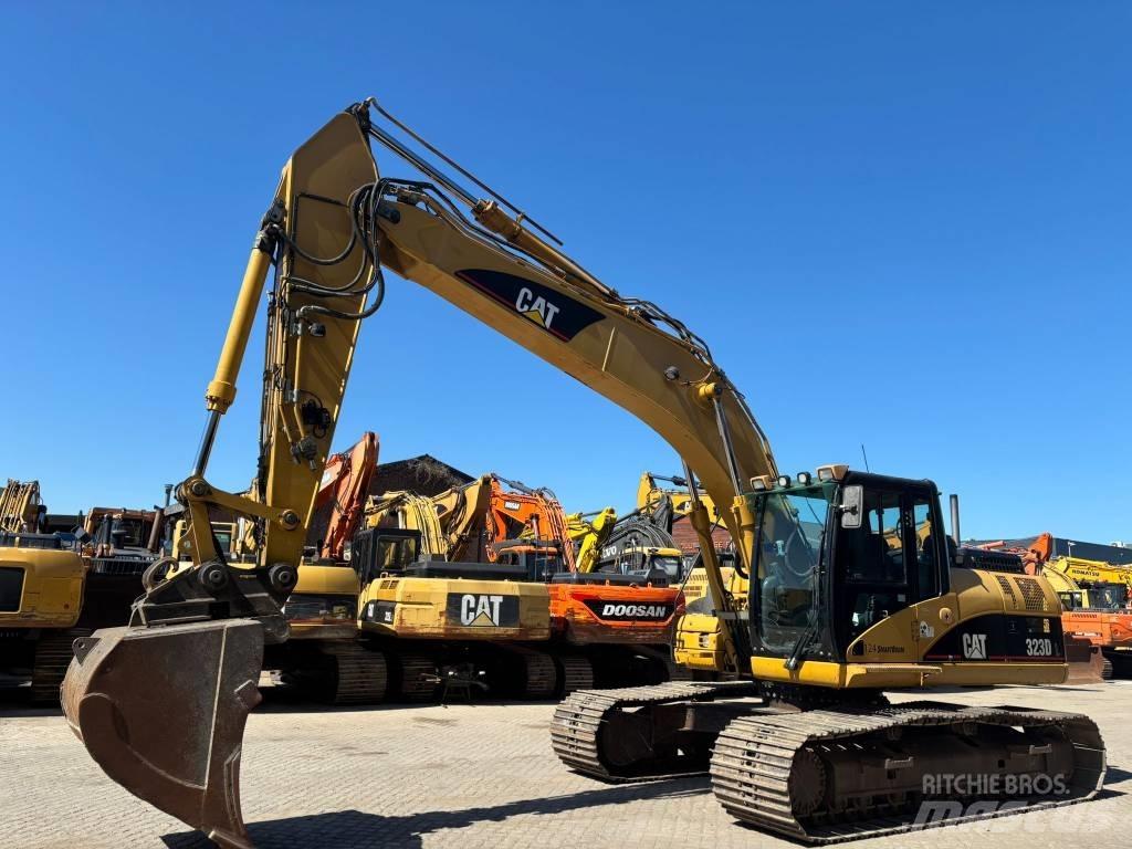 CAT 323 D L Lánctalpas kotrók
