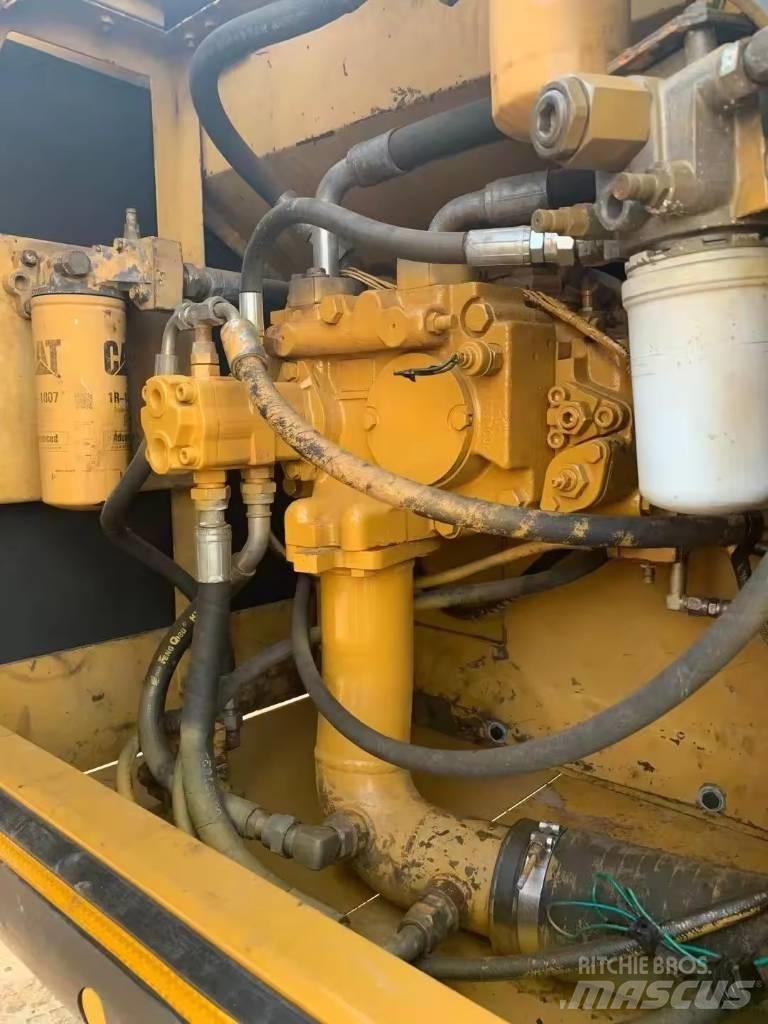 CAT 330 D Lánctalpas kotrók