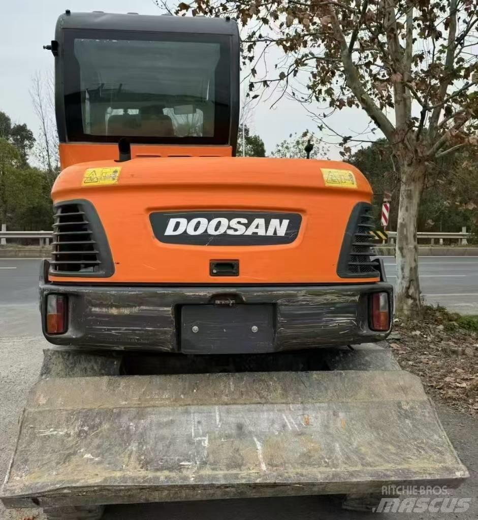 Doosan DX 60 Gumikerekes kotrók