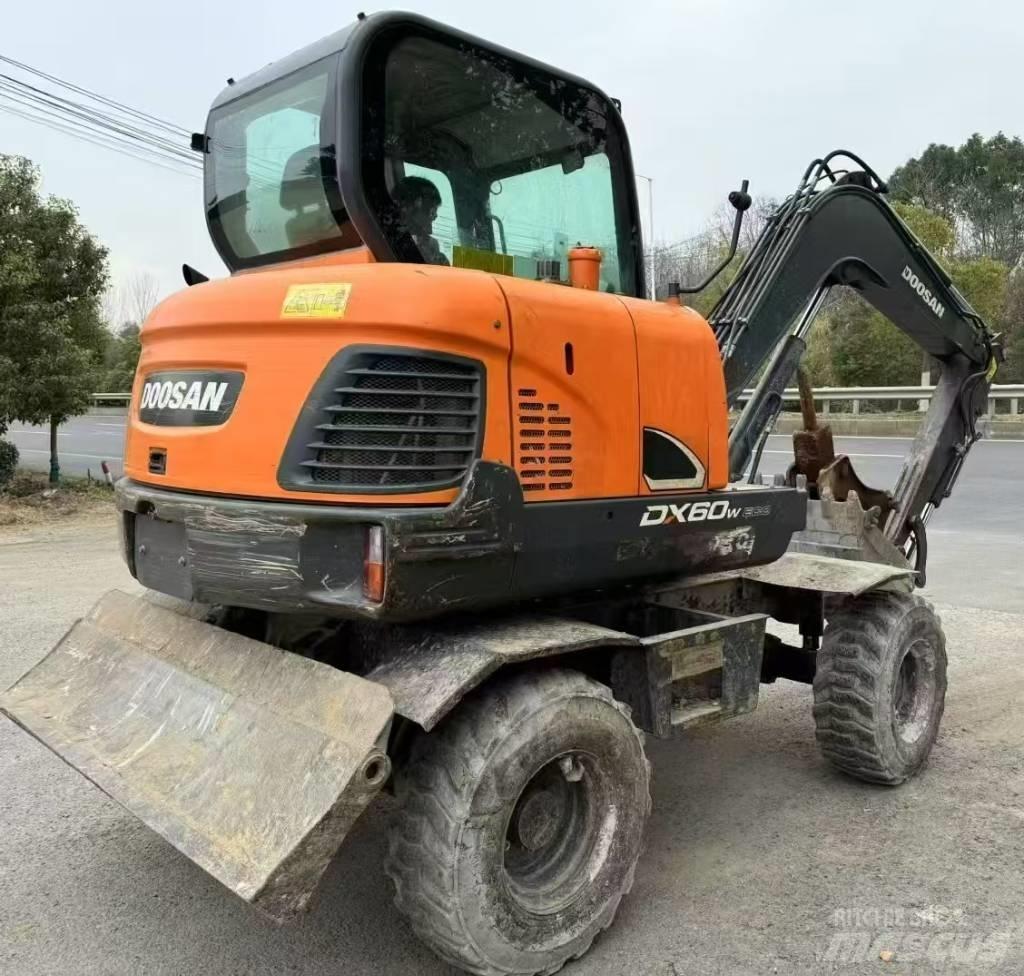 Doosan DX 60 Gumikerekes kotrók