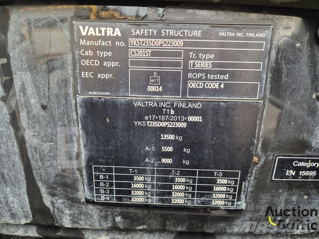 Valtra T235 Traktorok