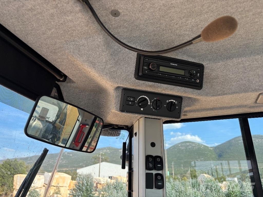 Volvo L 260 H Gumikerekes homlokrakodók
