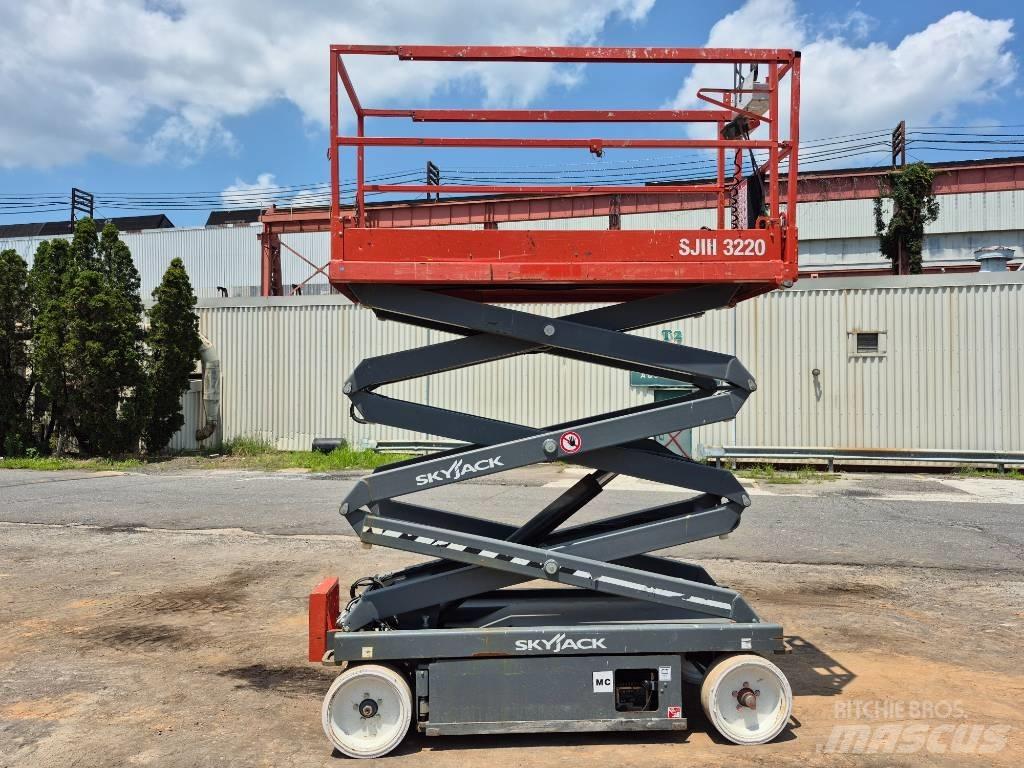 SkyJack SJ 3220 Ollós emelők