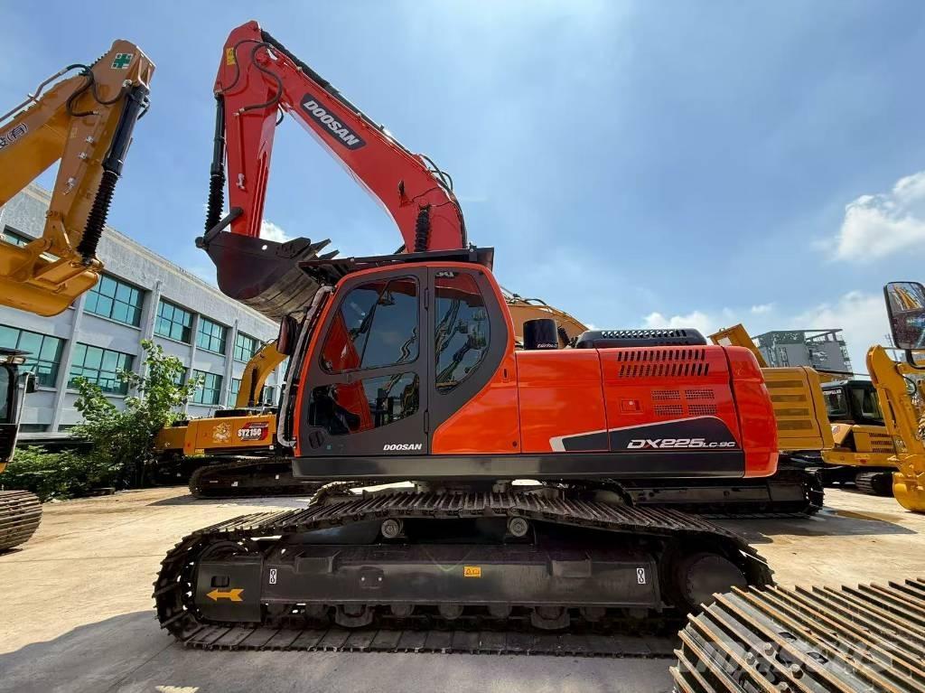 Doosan DX 225 Lánctalpas kotrók