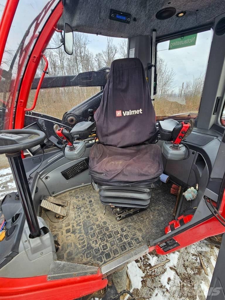 Komatsu 951 Betakarítók