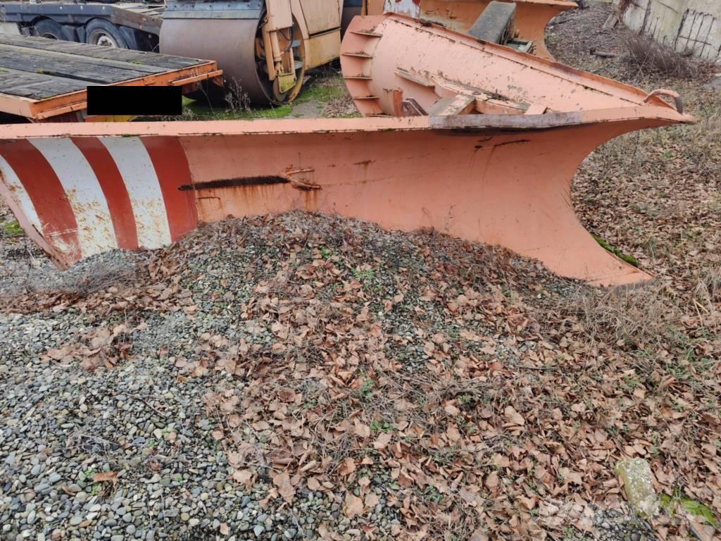 Unimog pług ciężki Hóeltakarítók