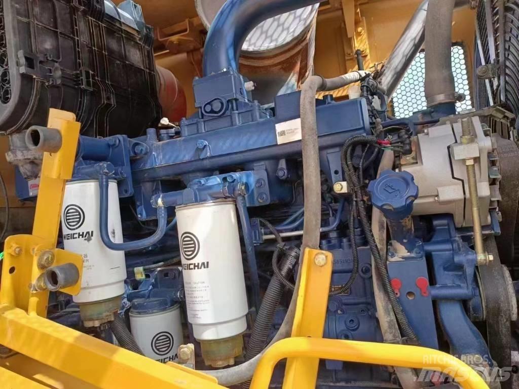 CAT 660D Gumikerekes homlokrakodók