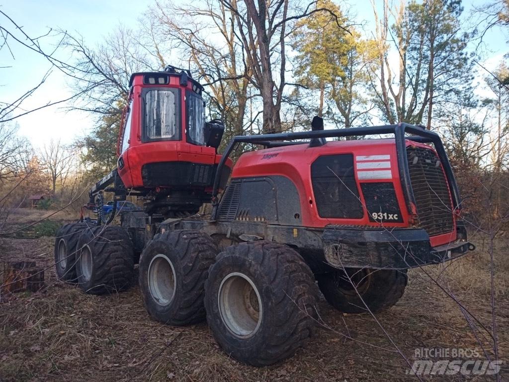 Komatsu 931 XC Betakarítók