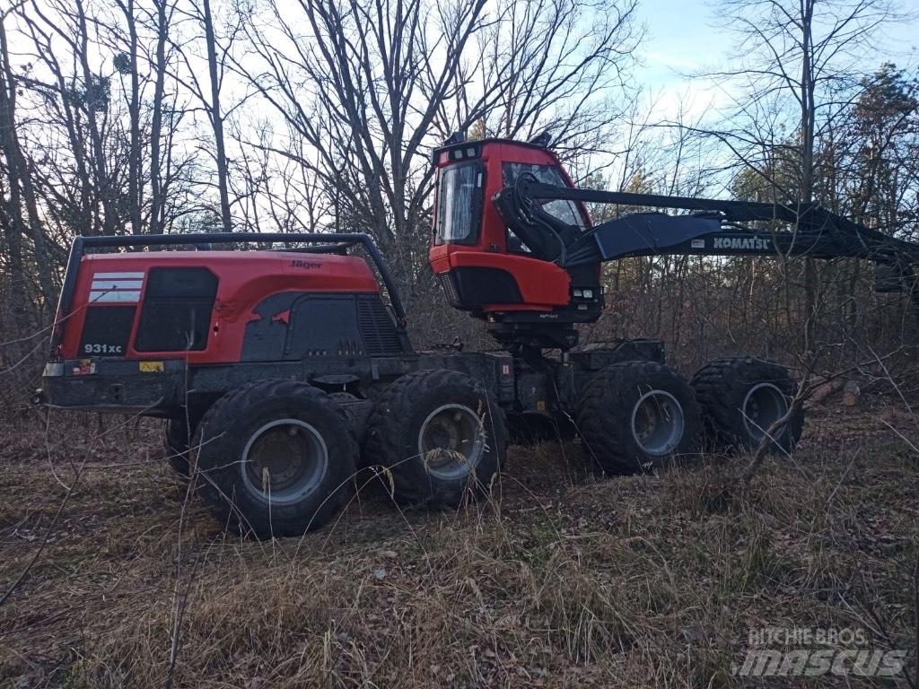 Komatsu 931 XC Betakarítók