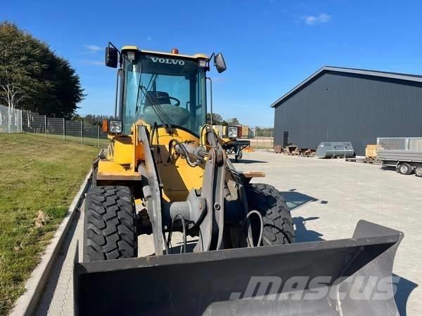 Volvo L 30 B Gumikerekes homlokrakodók