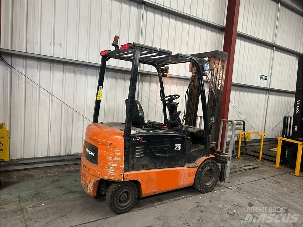 Doosan B25X-5 Elektromos targoncák