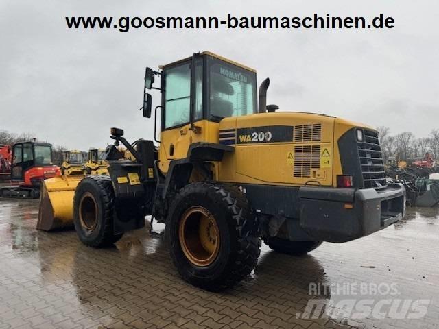 Komatsu WA 200 Gumikerekes homlokrakodók