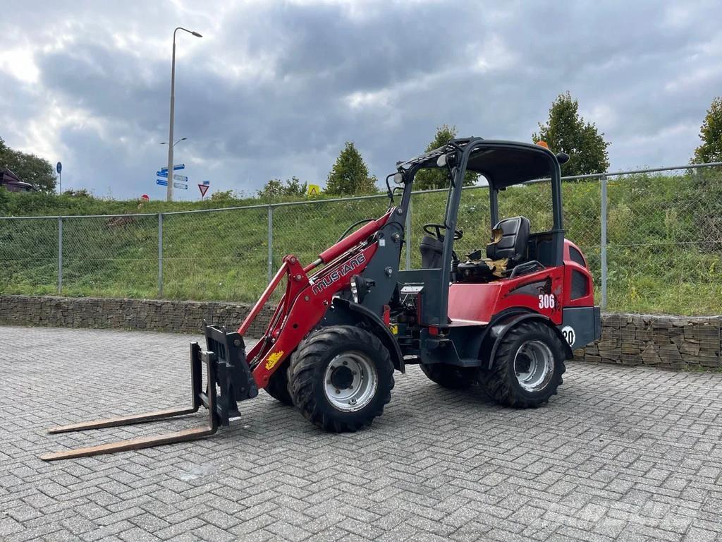 Mustang AL306 gumikerekes dózer