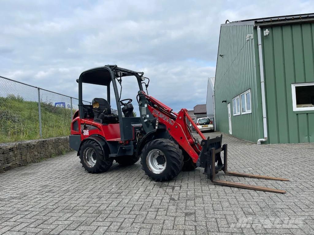 Mustang AL306 gumikerekes dózer