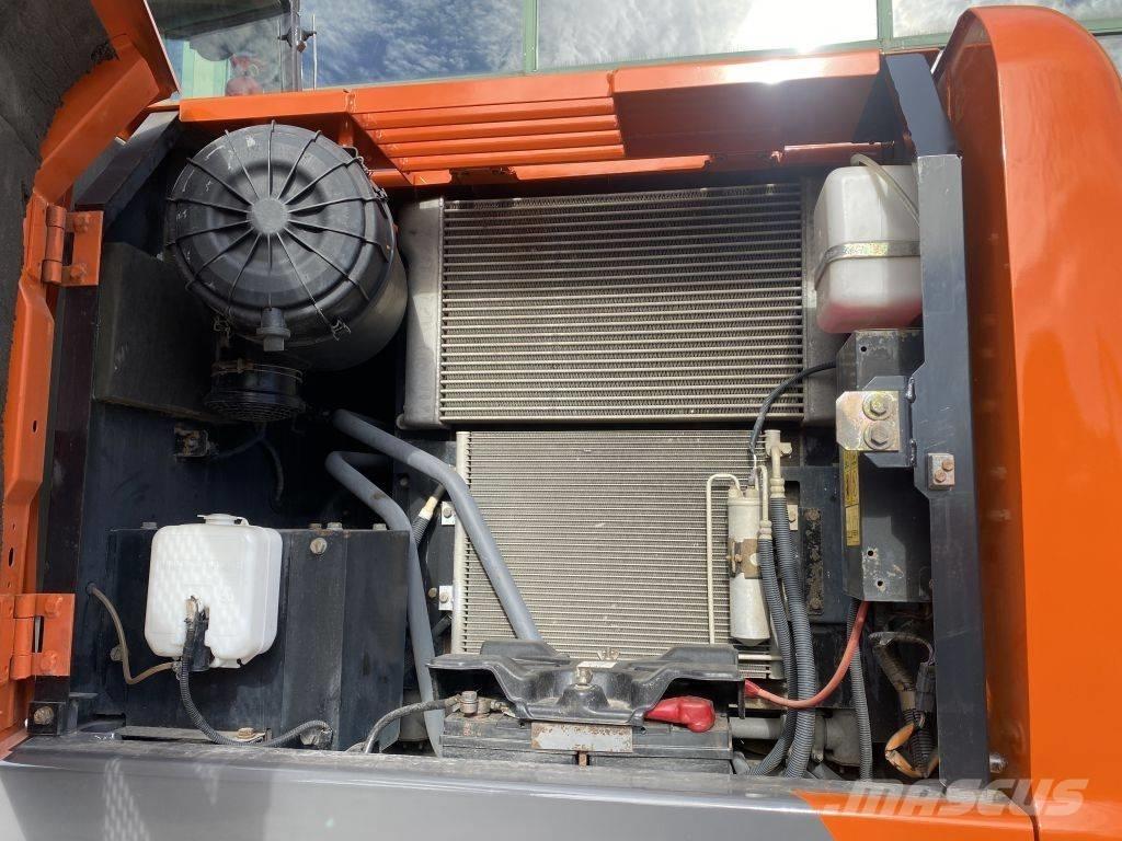 Hitachi ZX 140 W-3 Gumikerekes kotrók