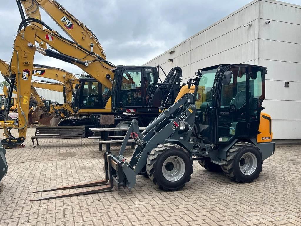 GiANT G2200HD Gumikerekes homlokrakodók