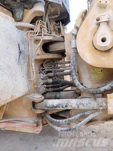 CAT 988K Gumikerekes homlokrakodók