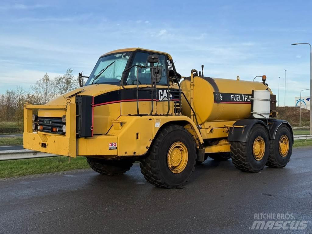 CAT 725 Fuel truck Tartályos teherautók