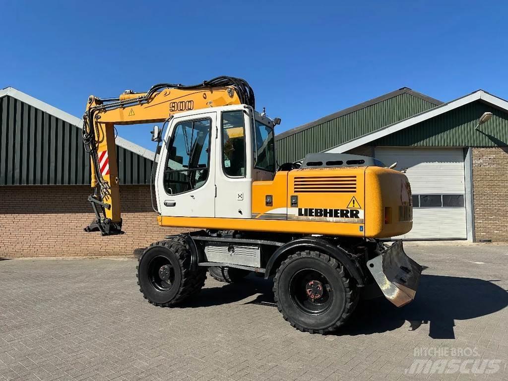 Liebherr A900C Gumikerekes kotrók