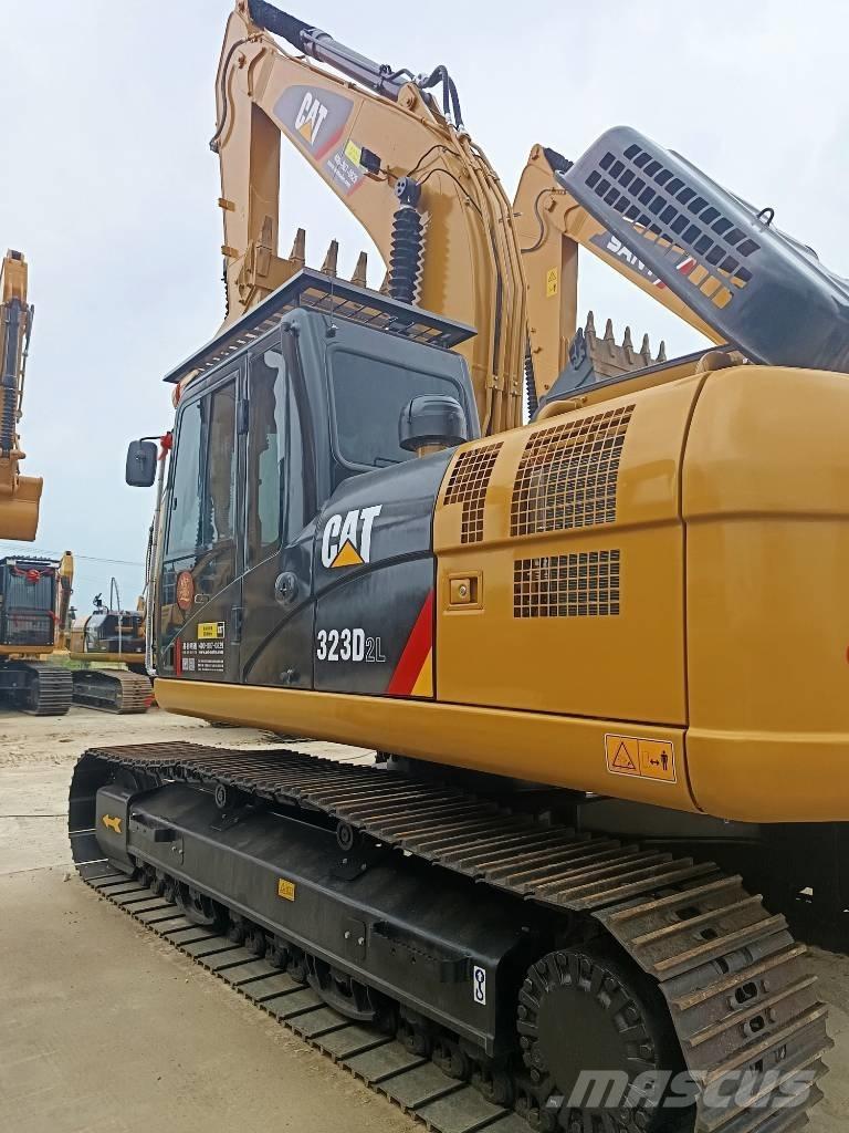 CAT 323 D2L Lánctalpas kotrók