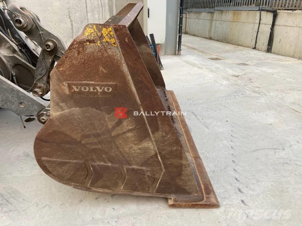 Volvo L 120 H Gumikerekes homlokrakodók