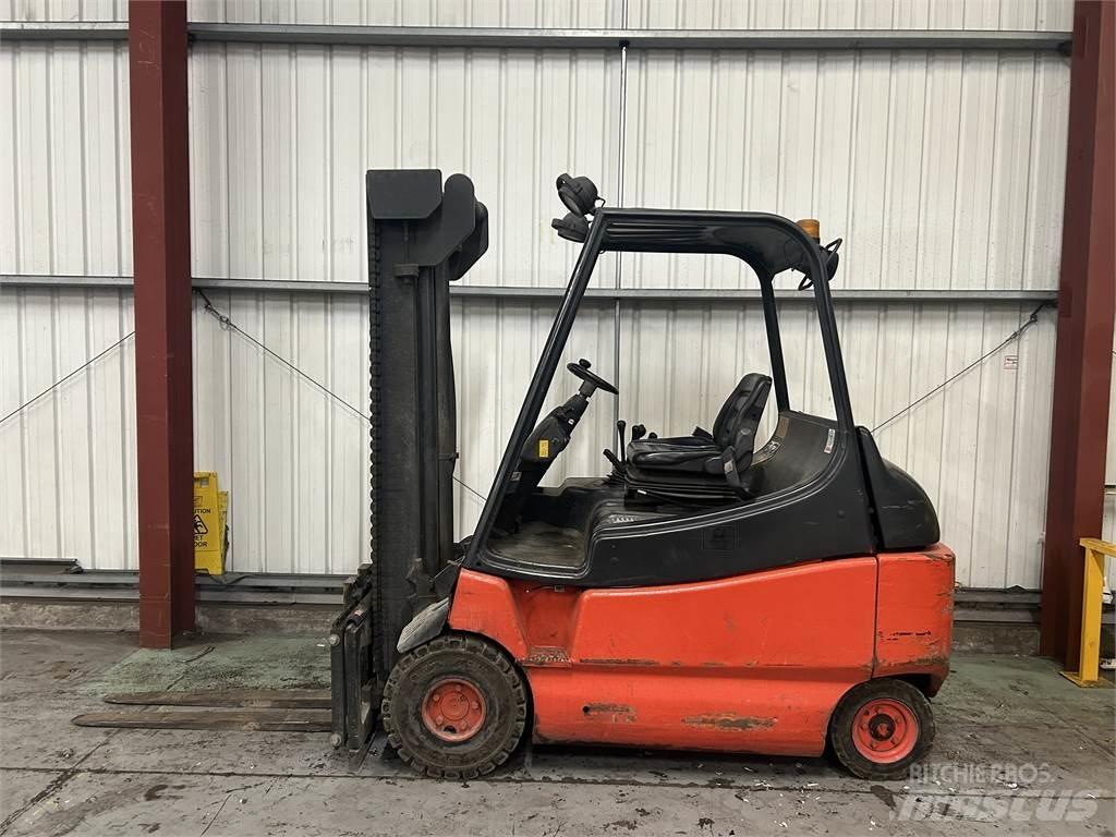 Linde E30-02 Elektromos targoncák
