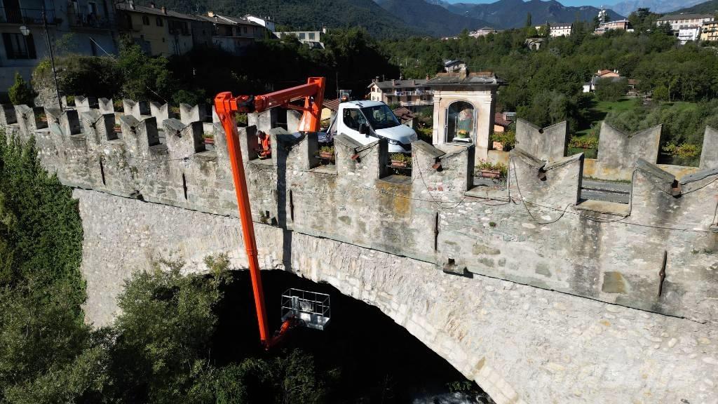 APS TB22-9 "Up&Down" Teherautóra szerelt emelők és állványok