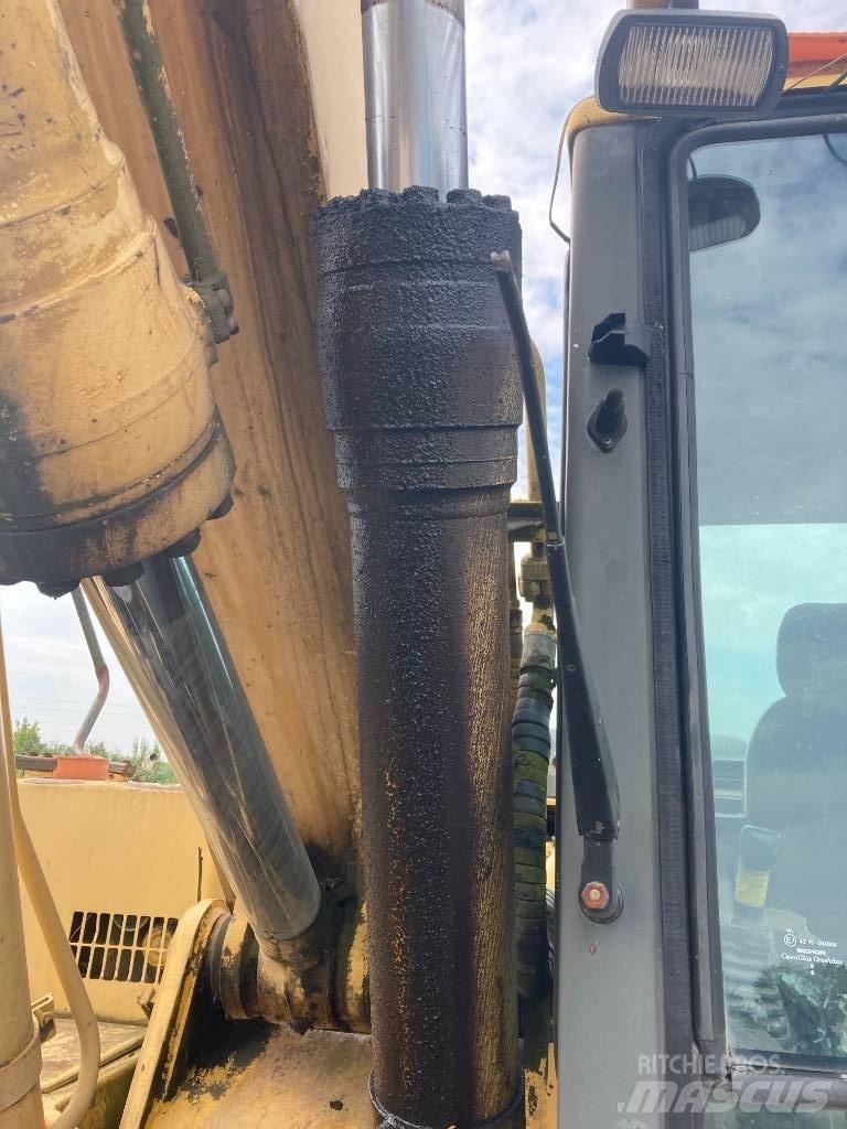 Komatsu PW 170 Gumikerekes kotrók