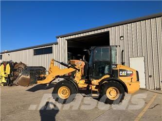 CAT 908m Gumikerekes homlokrakodók