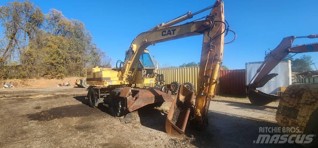 CAT 212 Gumikerekes kotrók