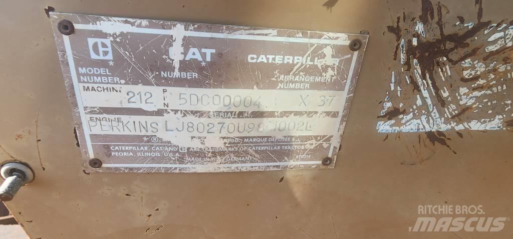 CAT 212 Gumikerekes kotrók