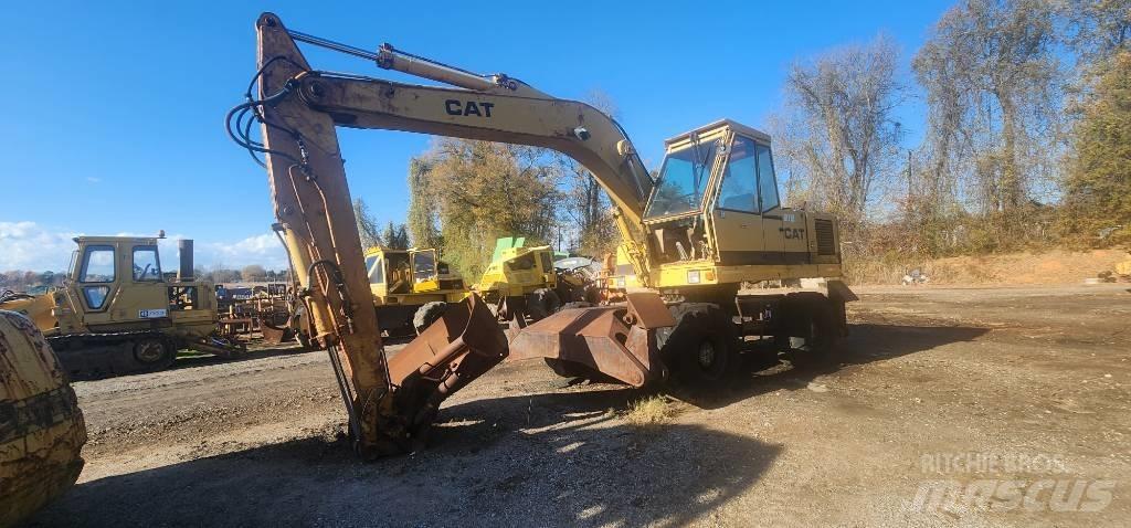 CAT 212 Gumikerekes kotrók
