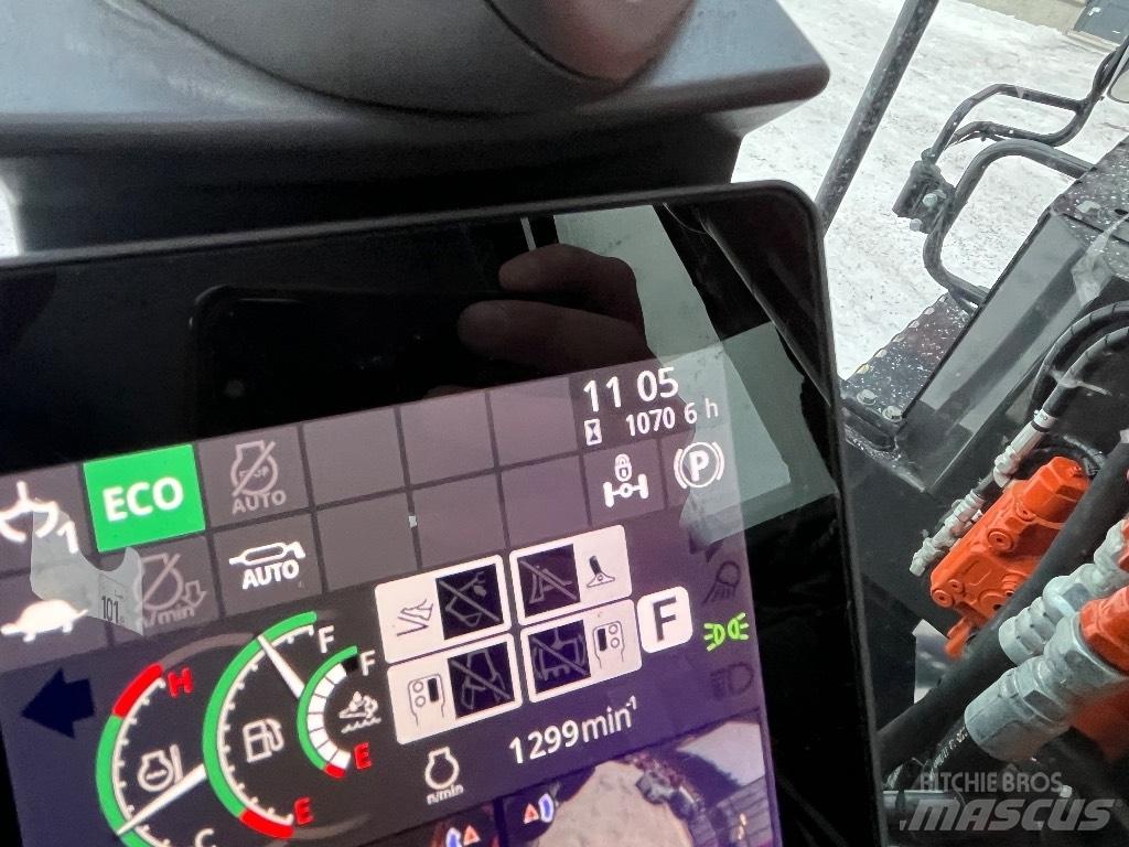 Hitachi ZX 135 W-7 Gumikerekes kotrók