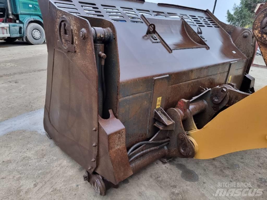 CASE 821 F Gumikerekes homlokrakodók