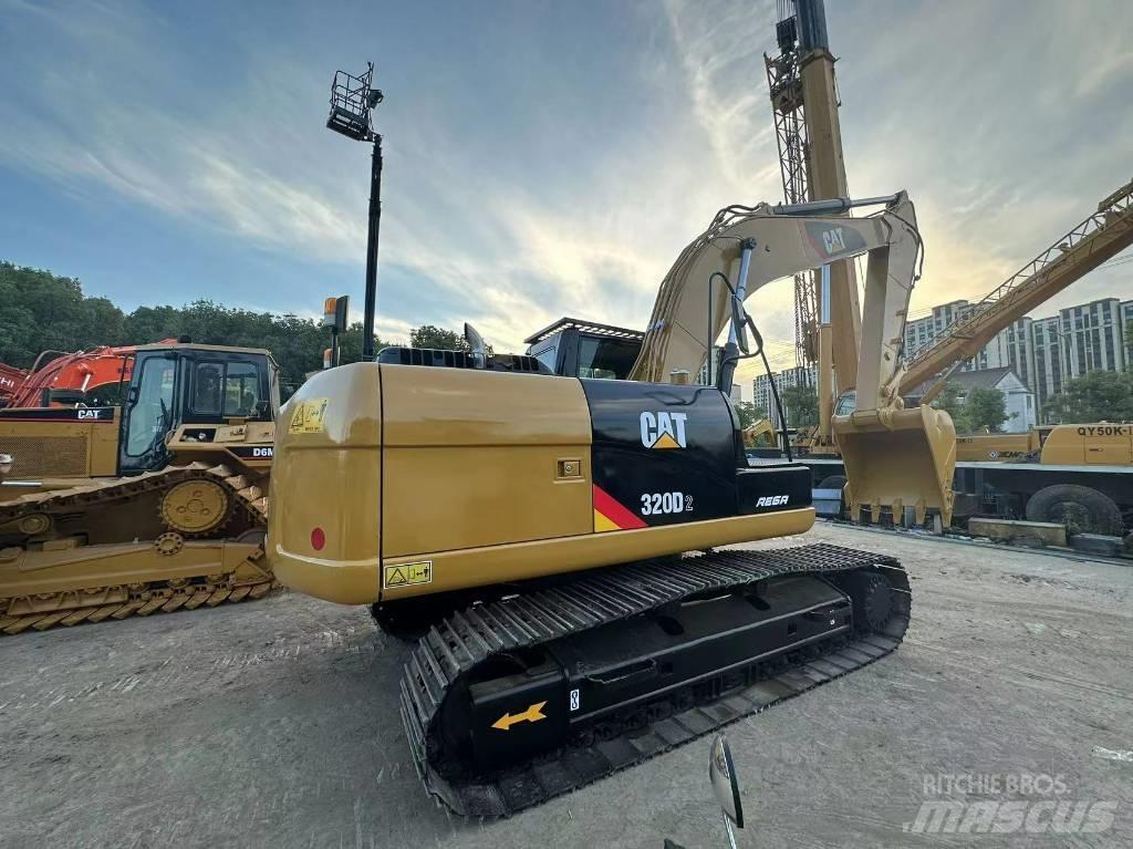 CAT 320D2 Lánctalpas kotrók