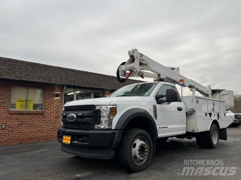Ford F550 Teherautóra szerelt emelők és állványok