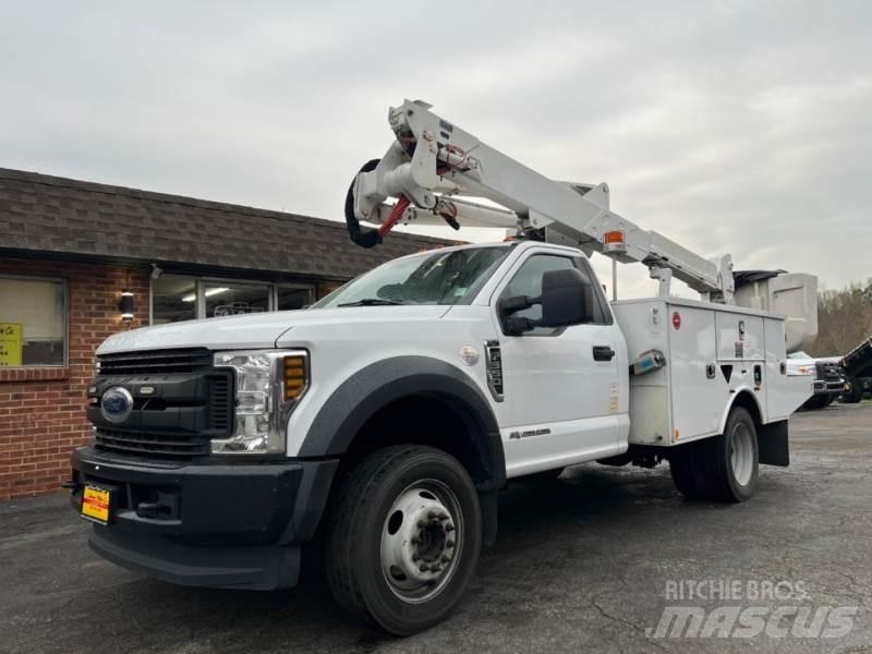 Ford F550 Teherautóra szerelt emelők és állványok
