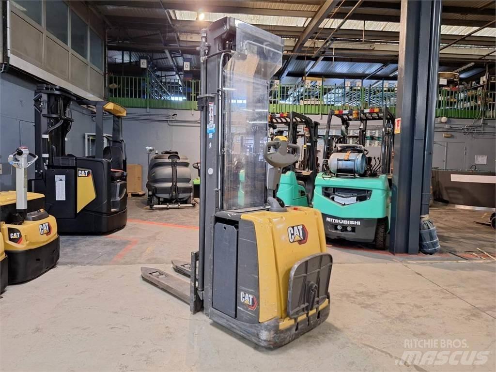 CAT NSV16P Elektromos gyalogkíséretű targoncák