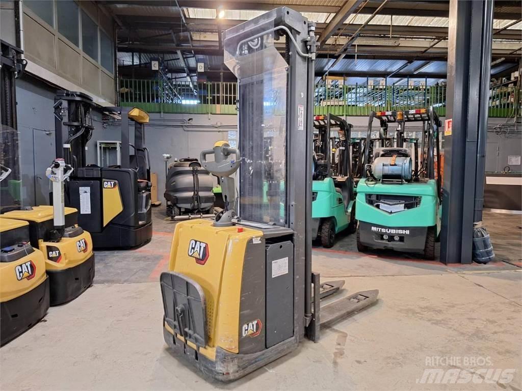 CAT NSV16P Elektromos gyalogkíséretű targoncák