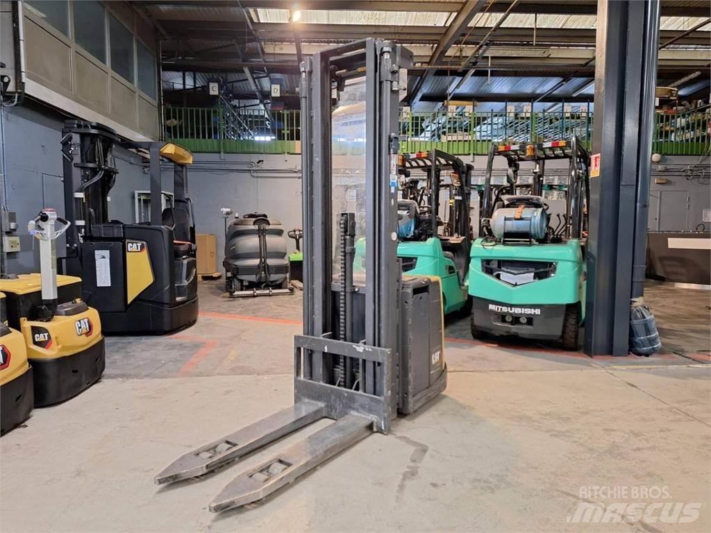 CAT NSV16P Elektromos gyalogkíséretű targoncák